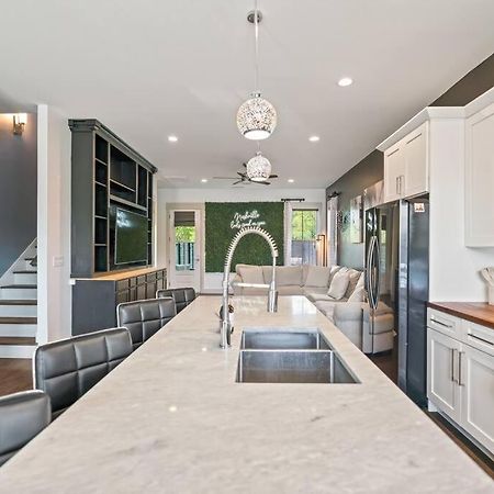 King Bed, Balcony, Covered Patio & Firepit! 8 Minutes From Broadway Нашвил Екстериор снимка