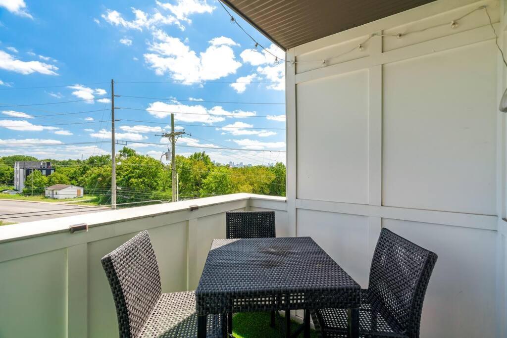 King Bed, Balcony, Covered Patio & Firepit! 8 Minutes From Broadway Нашвил Екстериор снимка
