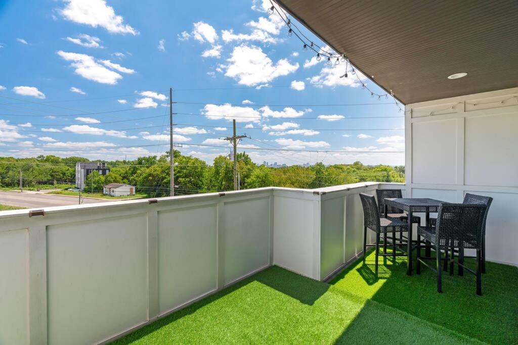 King Bed, Balcony, Covered Patio & Firepit! 8 Minutes From Broadway Нашвил Екстериор снимка
