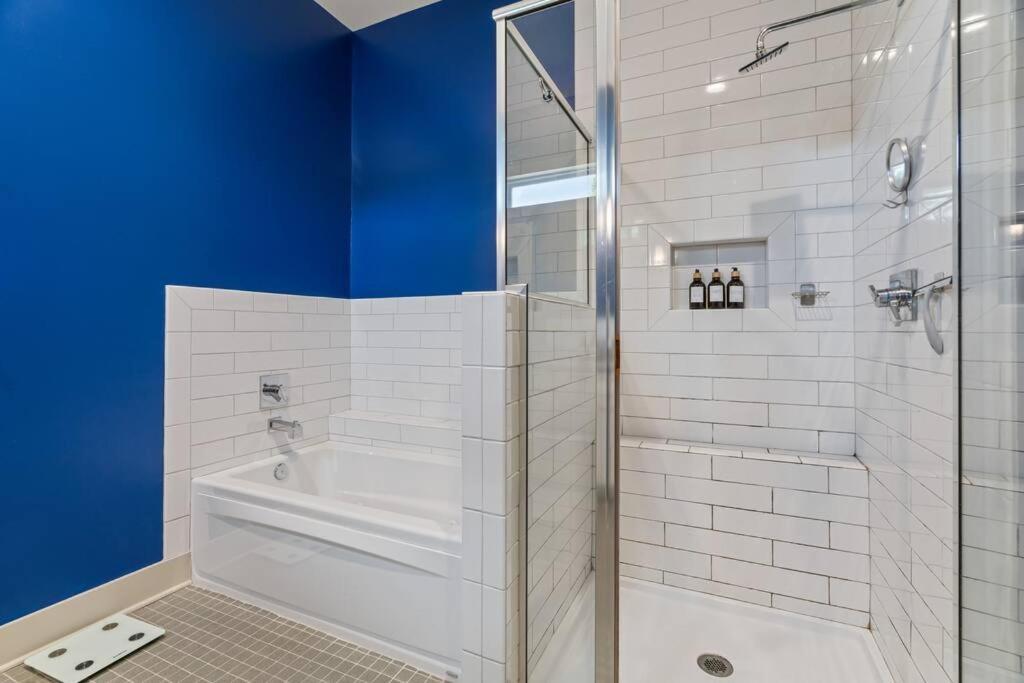 King Bed, Balcony, Covered Patio & Firepit! 8 Minutes From Broadway Нашвил Екстериор снимка