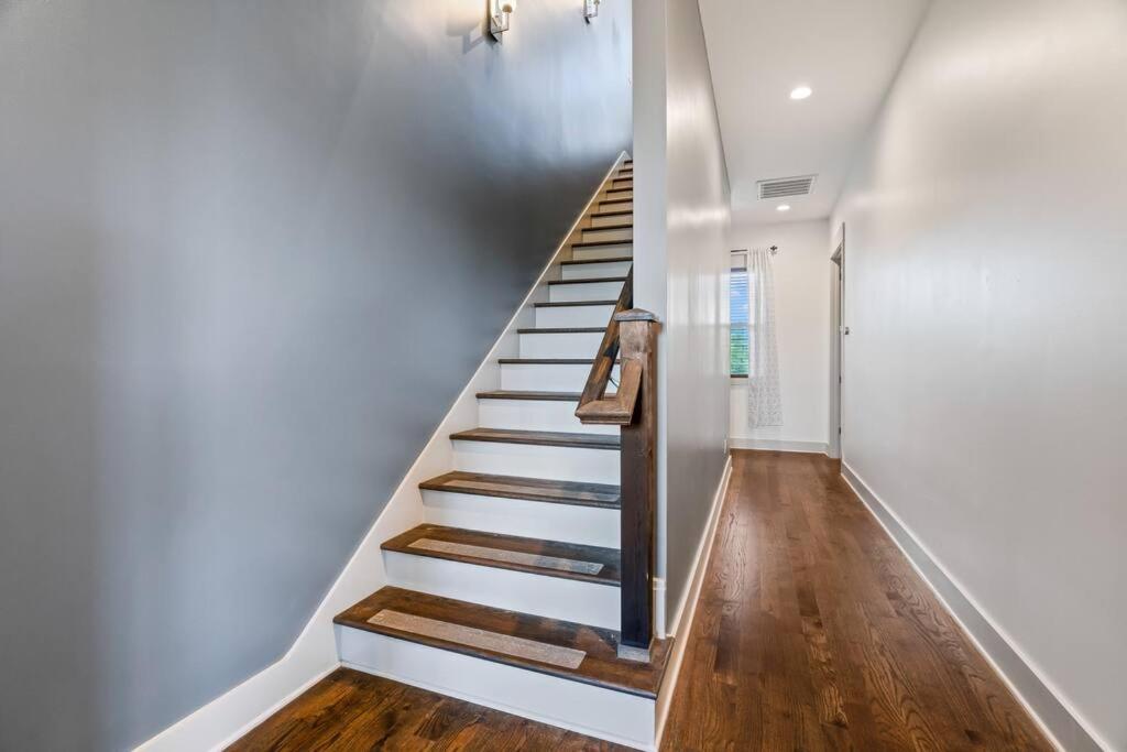 King Bed, Balcony, Covered Patio & Firepit! 8 Minutes From Broadway Нашвил Екстериор снимка