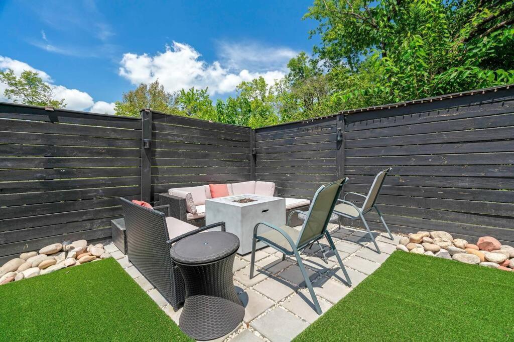 King Bed, Balcony, Covered Patio & Firepit! 8 Minutes From Broadway Нашвил Екстериор снимка