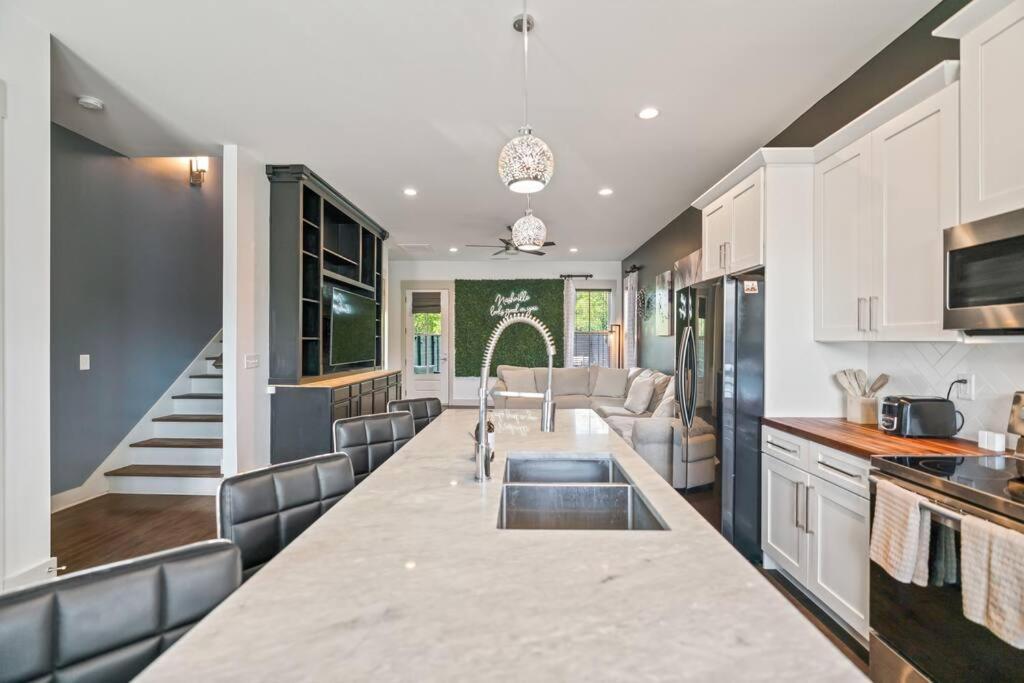 King Bed, Balcony, Covered Patio & Firepit! 8 Minutes From Broadway Нашвил Екстериор снимка