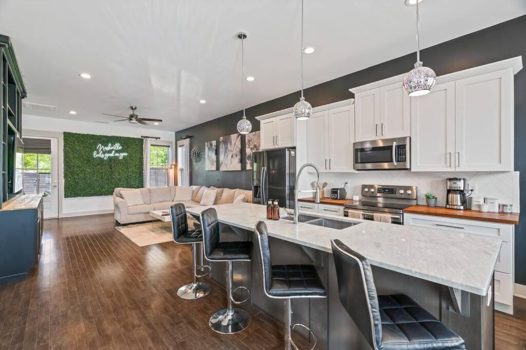 King Bed, Balcony, Covered Patio & Firepit! 8 Minutes From Broadway Нашвил Екстериор снимка