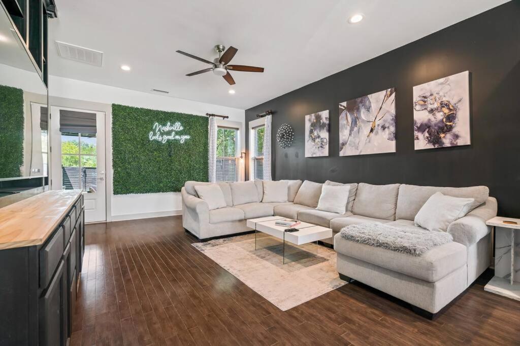 King Bed, Balcony, Covered Patio & Firepit! 8 Minutes From Broadway Нашвил Екстериор снимка