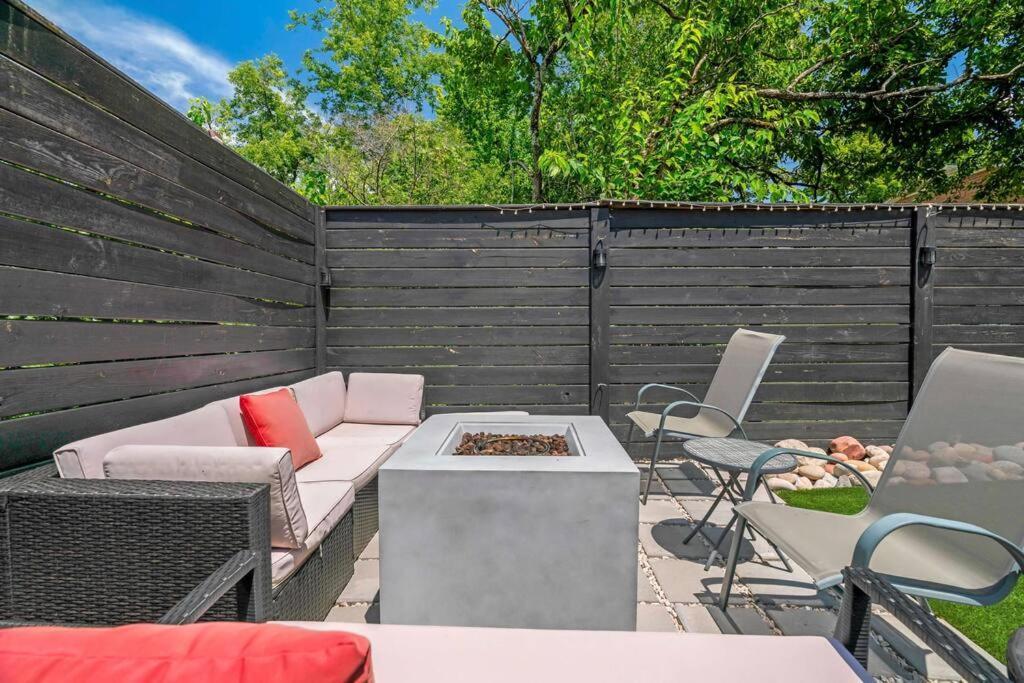 King Bed, Balcony, Covered Patio & Firepit! 8 Minutes From Broadway Нашвил Екстериор снимка